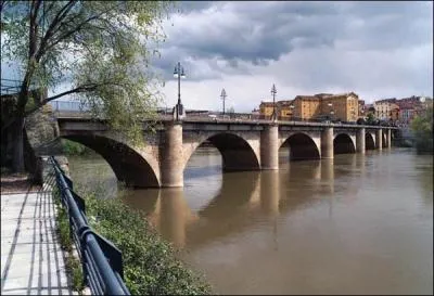 Ce pont en pierre a été construit en 1884 (en remplacement du pont qui s'est écroulé en 1881) dans la Rioja sur le río Ebre à :