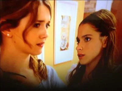 Est-ce que León chante la sérénade devant chez Violetta, dans la saison 1 ?