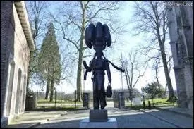 Binche est célèbre pour son carnaval grâce à ses :