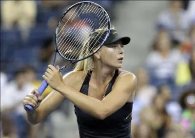 En tennis féminin de compétition, en combien de sets se déroule au maximum un match ?