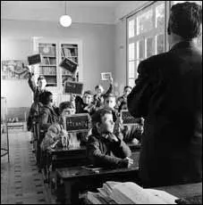 Jusqu'en quelle année les élèves des écoles primaires, collèges et lycées, allaient toute la journée en cours le mercredi ?