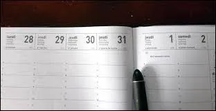 Que signifie l'expression "La semaine des quatre jeudis" ?