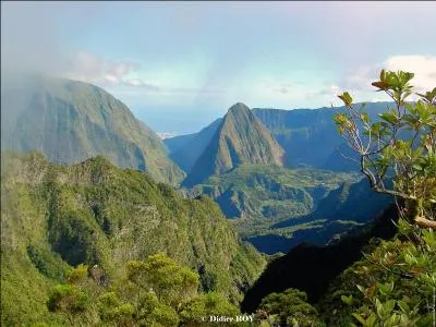 Pour entrer ou sortir de ce cirque de La Réunion il n'existe que deux voies : celle des airs et celle des sentiers de randonnée. Quel est son nom ?
