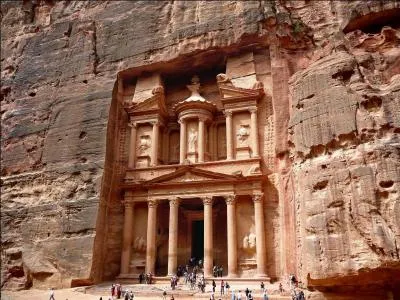Comment s'appelle ce monument, qui est l'un des bâtiments les plus connus de la cité antique de Pétra en Jordanie ?