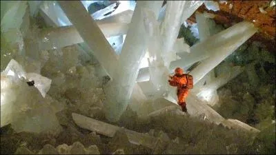 La mine de Naïca est une mine de plomb, de zinc et d'argent, connue pour ses cristaux de gypse sélénites extraordinaires. Dans quel pays se trouve-t-elle ?