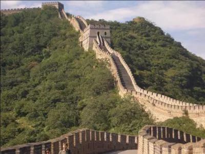 La Grande Muraille est un ensemble de fortifications militaires chinoises construites, détruites et reconstruites en plusieurs fois et à plusieurs endroits entre le IIIe siècle av. J.-C. et le XVIIe siècle pour marquer et défendre la frontière nord de la Chine. Quelle est sa longueur ?