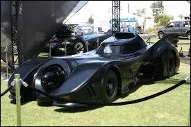 Comment s'appelle la voiture de Batman ?