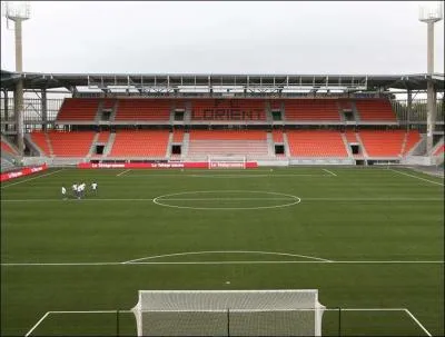 Le classement des pelouses détermine l'état des différentes pelouses de L1. Ce classement a une particularité, seul le FC Lorient n'est pas classé. Quelle particularité possède la pelouse bretonne ?