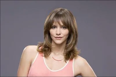 Quel est le nom de la serveuse qui rejoint le groupe ?