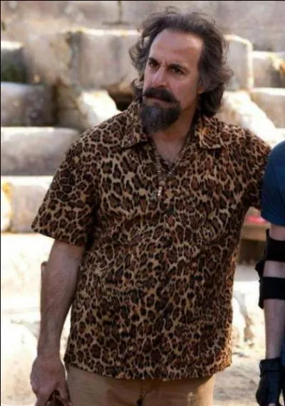 Qui est ce vieux à la chemise imprimée façon léopard ?