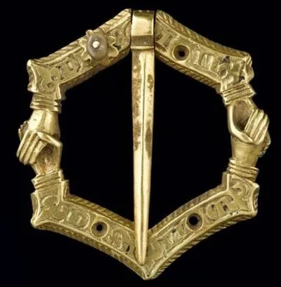 Celui-ci avait un peu la même fonction, mais pouvait attacher toutes sortes de choses, de plus il était ornemental et décoratif !