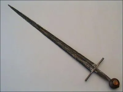 Cette longue et tranchante épée très pointue permettait de frapper ...