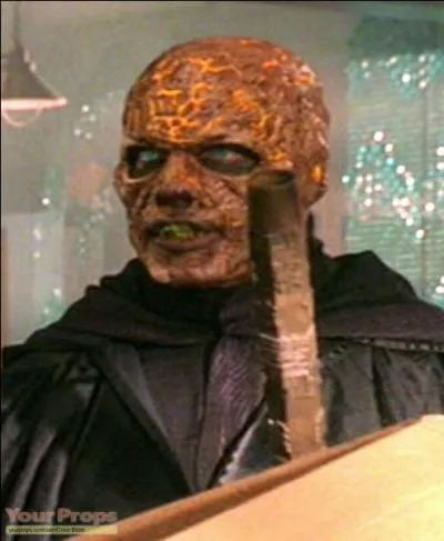 [Le Double] Avec quoi Giles frappe-t-il le méchant  ?