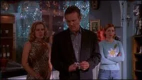 [Surs ennemies] En qui est déguisé Giles lorsqu'il ouvre sa boutique ?