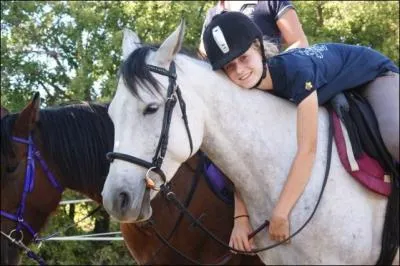 Complétez cette phrase - Pour descendre de cheval, on ___ mais on n'oublie pas de faire un gros câlin à sa monture avant.