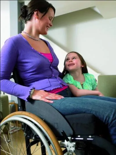 Si tu croises une personne porteuse de handicap, et qui a besoin d'aide pour ramasser un objet tombé au sol :