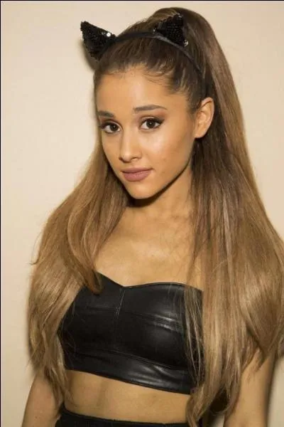 Quel est l'accessoire fétiche d'Ariana ?