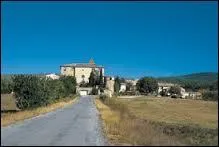 Nous entrons dans le village pacaïen d'Ongles. Nous nous situons dans le département ...
