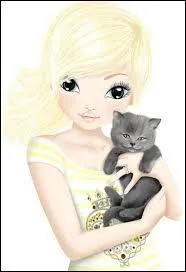 Qui est cet top model si chou avec son chat ?
