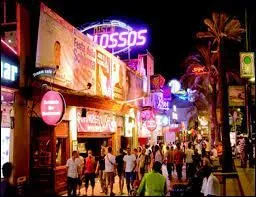 Laquelle de ces villes se trouve à 80 kilomètres de Lloret ?