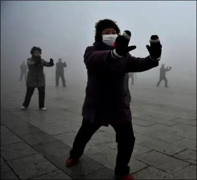La pollution à Pékin est un fait avéré. Inhaler cet air pollué est nocif et aussi dangereux que :