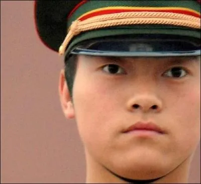 Quelle est la méthode utilisée pour entraîner les soldats chinois à garder la tête haute, au sens propre du terme ?