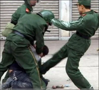 Devant les bureaux de police, quels animaux remplacent les chiens pour assurer la surveillance ?