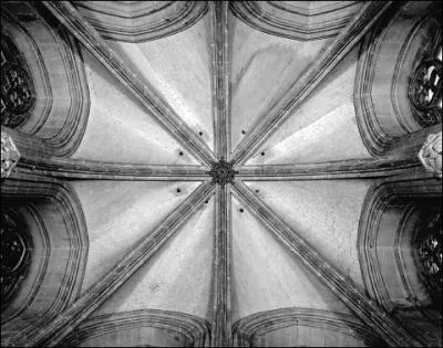 Qui était le commanditaire de la cloche nommée la Georges d'Amboise, fondue en 1501, qui avait été installée dans la tour du Beurre à Rouen ?