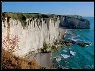 Où se situent les falaises crayeuses de la côte d'Albâtre, si fragiles face aux assauts de la Manche ?