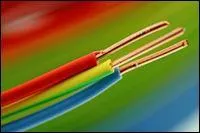 En courant alternatif, aux normes actuelles, lequel de ces 3 fils est communément appelé le" fil de terre" ? Le fil ...