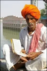 Dans le système des castes hindouistes, comment appelle-t-on les prêtres ?