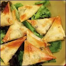Dans la cuisine indienne, comment appelle-t-on les beignets triangulaires ?