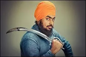 Que ne font jamais les sikhs, identifiables à leur turban et à leur poignard recourbé ?