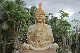 Traduit du sanskrit, que signifie le mot 'Bouddha' ?