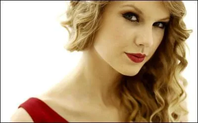 Avec qui est-elle en couple depuis mars 2015 (le 26/04/2015) ?