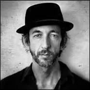 Je ne sais pas s'il joue au tennis mais quand il chante, le fils de Jacques Higelin se fait appeler Arthur...