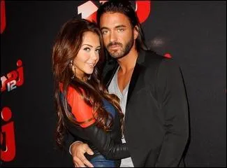 Avec qui Nabilla se met-elle en couple pendant me tournage des Anges 5 ?