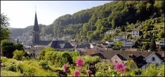 Je vous emmène à la découverte de Plombières-les-Bains. Ville thermale lorraine, celle que l'on surnomme "la ville aux mille balcons" se situe dans le département ...