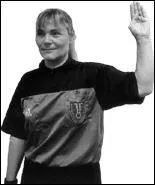 L'arbitre lève la main. Que cela signifie-t-il ?