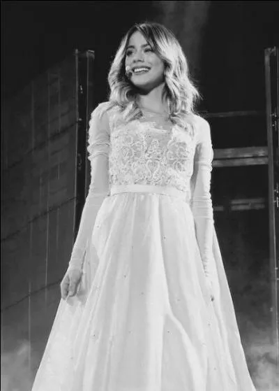 (Martina) Quelle(s) est (sont) sa (ses) couleur(s) favorite(s) ?