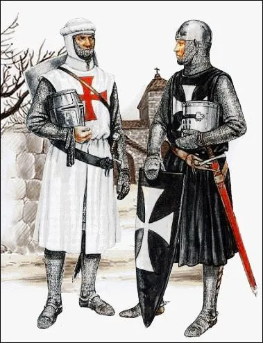 Quels Templiers portaient l'habit noir frappé de la croix latine rouge ?