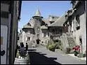 Juste au bord d'une ancienne coulée de lave dominant la vallée de la Maronne, le village se profile à 950m d'altitude. L'esplanade de Barrouze s'ouvre sur le puy Violent et les monts du Cantal. Vous êtes à ...