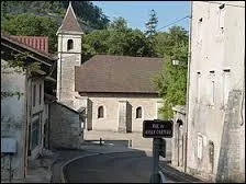 Nous déambulons dans les rues de Montréal-la-Cluse. Village de l'Ain, il se trouve en région ...
