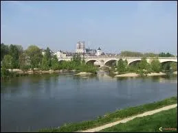 Quel fleuve coule à Orléans ?