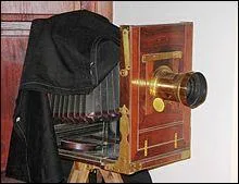 La visée de la chambre photographique se fait directement à travers l'objectif sur :