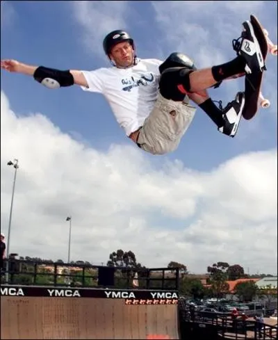 Quel skateboarder a donné son nom à une franchise comptant aujourd'hui 15 jeux vidéo ?