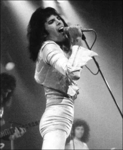 Dans quel "Guitar Hero" peut-on jouer la chanson "Bohemian Rhapsody" du groupe Queen ?