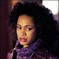 Qui est cette fille à la coupe afro ?