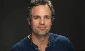 Vous avez l'habitude de le voir grand et vert.
Qui est-ce ?