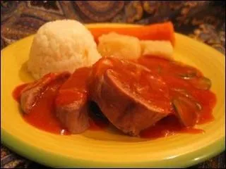 Nous connaissons tous la langue de boeuf a la sauce piquante dont le goût est donné par le vinaigre est les cornichons.
Combien ai-je, encore, fait de fautes ! ?